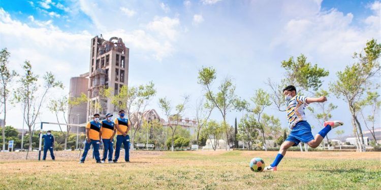 Promueven deporte y valores con entrenamientos virtuales de futbol