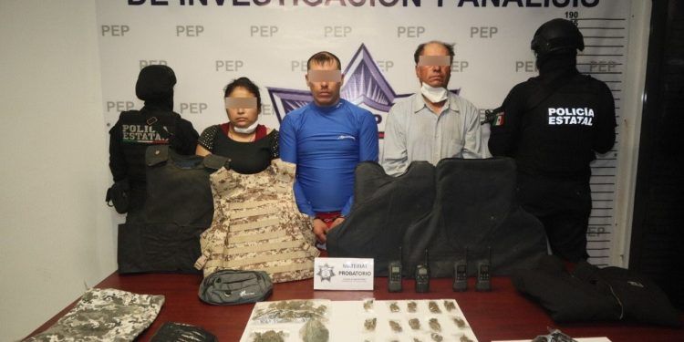 Tras persecución, caen dos presuntos huachigaseros en Amozoc