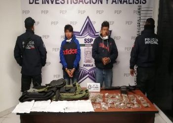 Tras persecución, caen dos presuntos huachigaseros en Amozoc