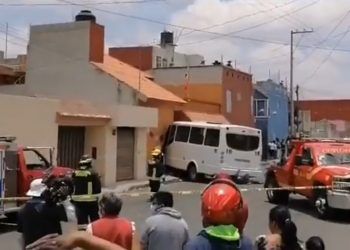 Autobús se impacta contra vivienda en la colonia Tres Cruces; hay 10 heridos 