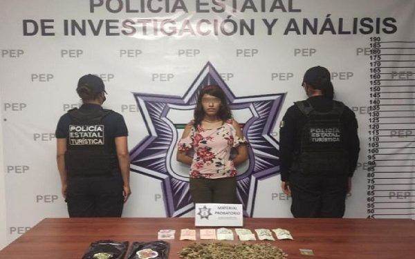Mujer es asegurada con dos bolsas con droga en el centro de Puebla