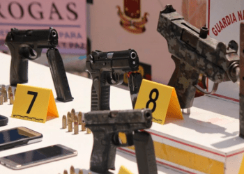 Hallan armamento de asalto escondido dentro de sillones en la frontera México-EU