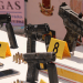 Hallan armamento de asalto escondido dentro de sillones en la frontera México-EU