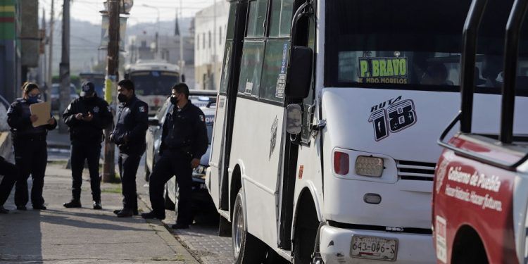 Joven es baleado tras asalto a unidad de la Ruta 18 en Puebla