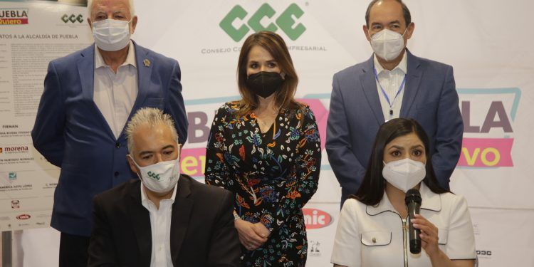 Firma Claudia Rivera lista de compromisos con CCE