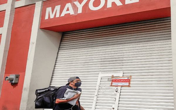 Por desoír decreto, 12 clausuras