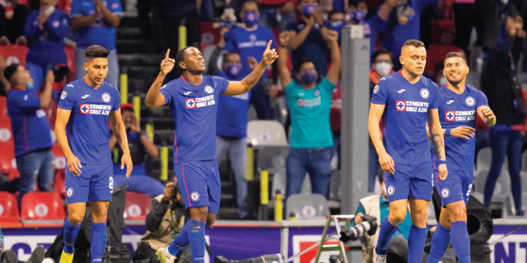 Remonta Cruz Azul y elimina a los Diablos Rojos de Toluca