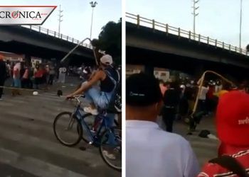 Sujeto intenta destruir semáforo durante protesta y el dispositivo le cae encima