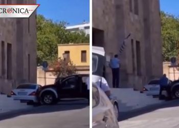 Policía destruye Mercedes de su jefe porque le pidió prueba psiquiátrica (VIDEO)