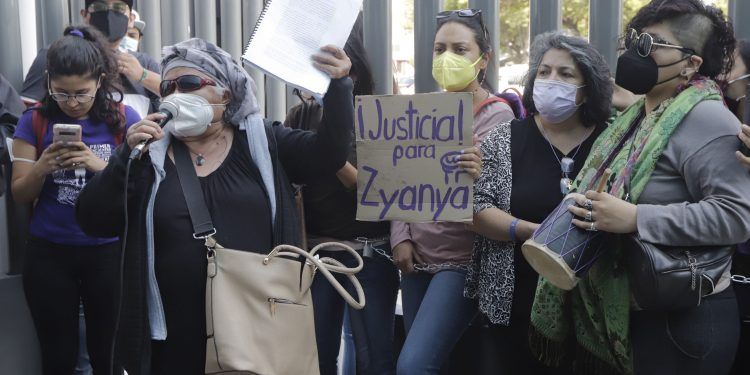 Agredidos, familiares y activistas