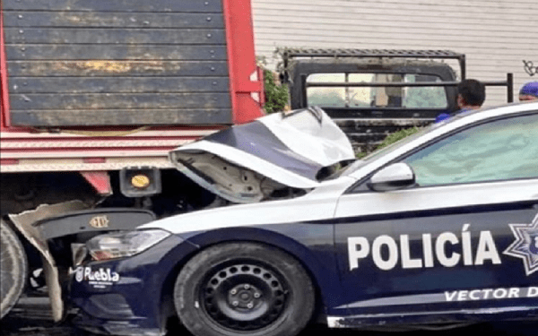 Patrulla de la Policía Municipal de Puebla colisiona contra camión en la Central de Abasto