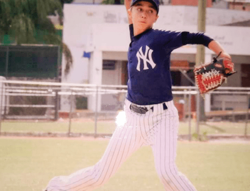 Firma Carlos Hampshire como prospecto de Pericos