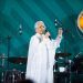 Conferencia de AMLO se convierte en concierto de Eugnia León para las mamás