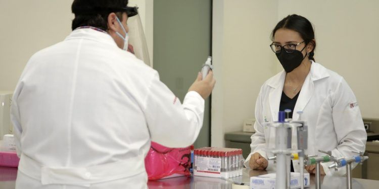 UPAEP reinicia actividades en laboratorios del área de la salud