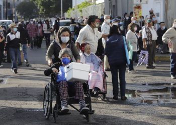 Denuncian a trabajadores de ISSSTEP por ingresar personas sin formarse para la vacuna COVID