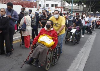 Adultos mayores denuncian desorganización en puntos de vacunación COVID en Puebla