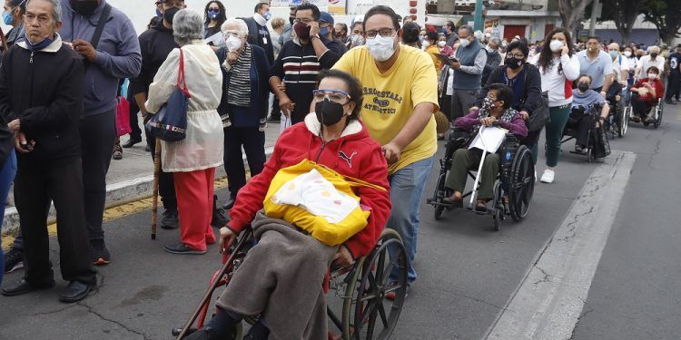Adultos mayores denuncian desorganización en puntos de vacunación COVID en Puebla