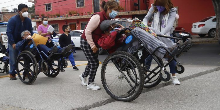 Adultos mayores denuncian desorganización en puntos de vacunación COVID en Puebla