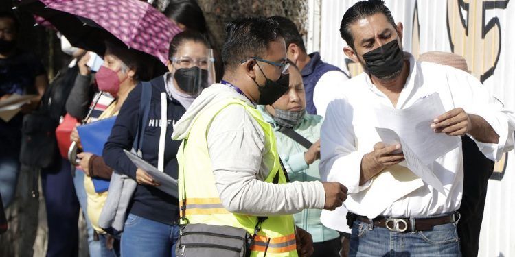 Sin contratiempos inicia vacunación COVID-19 para docentes en Puebla