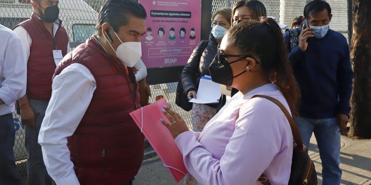 Sin contratiempos inicia vacunación COVID-19 para docentes en Puebla