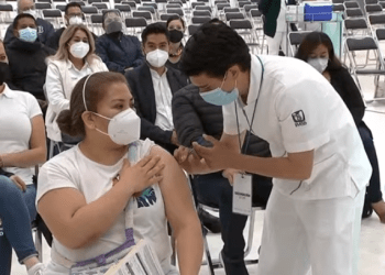 AMLO pone en marcha vacunación anti COVID-19 para docentes en Puebla