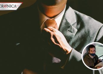Padre consigue empleo después de aparecer en foto con su hijo en brazos