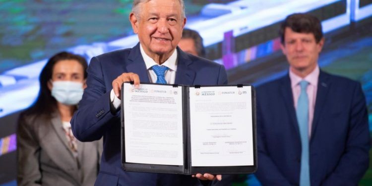 AMLO signa convenio para adquisición y construcción de vagones del Tren Maya