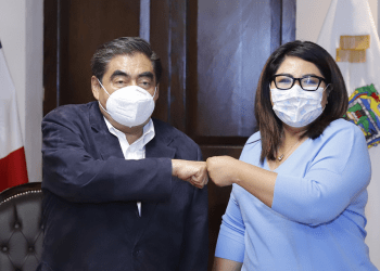 Miguel Barbosa y Genoveva Huerta intercambian opiniones