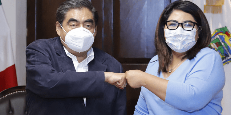 Miguel Barbosa y Genoveva Huerta intercambian opiniones