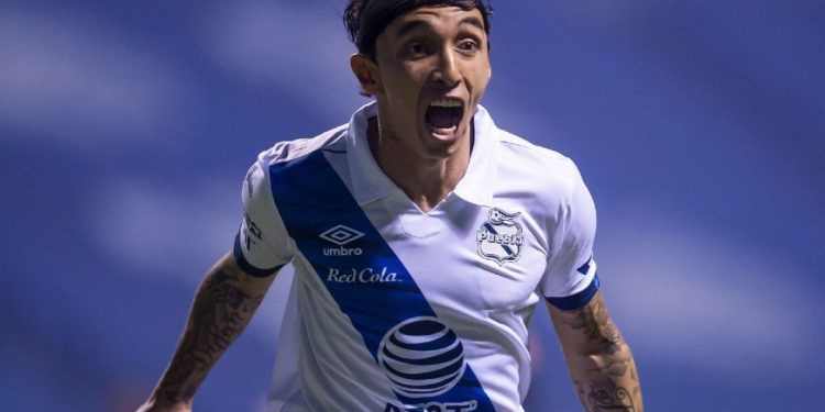 Omar Fernández se quita la camiseta del Puebla para usar la de León