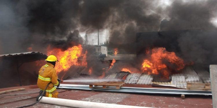 Se incendia fábrica de colchones en San Pedro Cholula