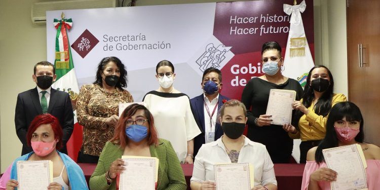 Entrega Segob actas de reconocimiento de identidad de género