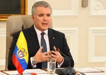 Atacan a tiros el helicóptero donde viajaba el presidente de Colombia; sale ileso