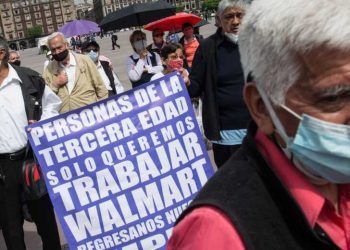 Walmart reincorporará a adultos mayores como empacadores tras protestas
