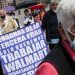 Walmart reincorporará a adultos mayores como empacadores tras protestas