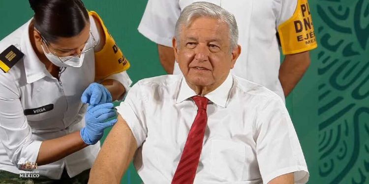 AMLO recibe la segunda dosis de vacuna contra la COVID-19