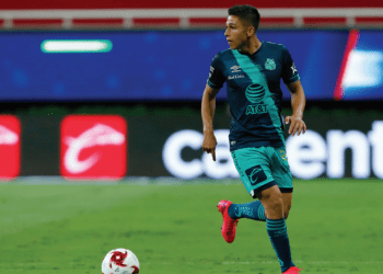 Salvador Reyes cuelga playera enfranjada para portar la de las Águilas