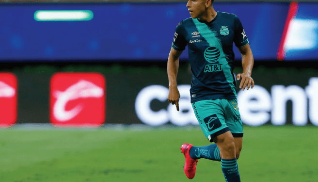 Salvador Reyes cuelga playera enfranjada para portar la de las Águilas