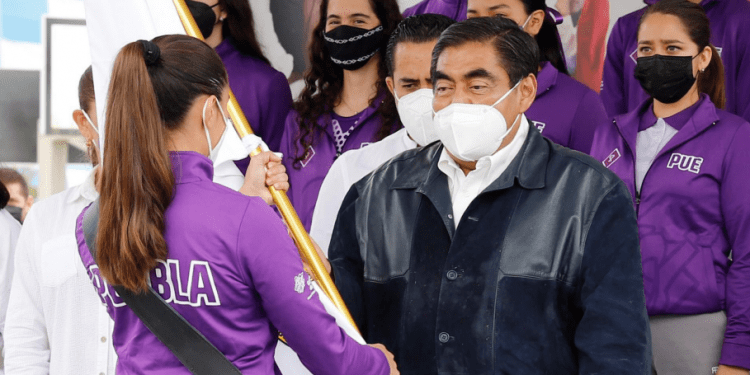 Abanderan a delegación poblana del deporte