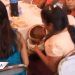 Mujer se hace viral por guardar en tóper todo el mole que le dieron en fiesta