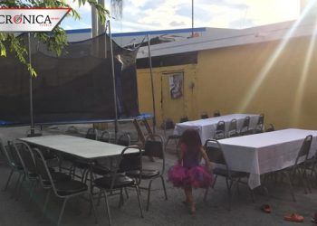 Familia invita a desconocidos a su fiesta; sus parientes la dejaron plantada