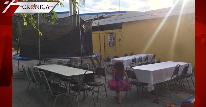 Familia invita a desconocidos a su fiesta; sus parientes la dejaron plantada
