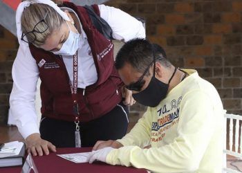 Entregan en Cuautlancingo 14 actas de nacimiento en Sistema Braille
