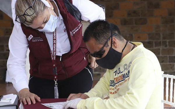 Entregan en Cuautlancingo 14 actas de nacimiento en Sistema Braille