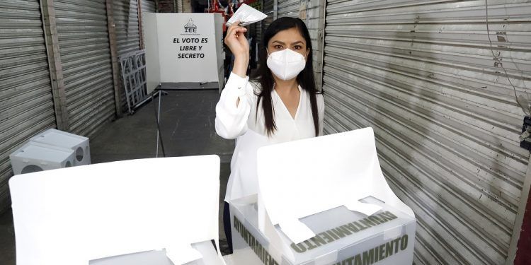 Acude Claudia Rivera a votar; prevé alta participación