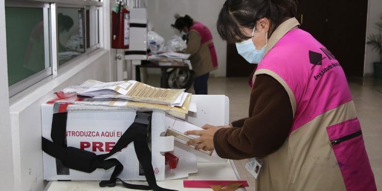 INE entrega paquetería electoral en Puebla para la jornada del 6 de junio