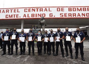 Movimiento Animalista entrega reconocimientos a bomberos que rescataron a perros del socavón
