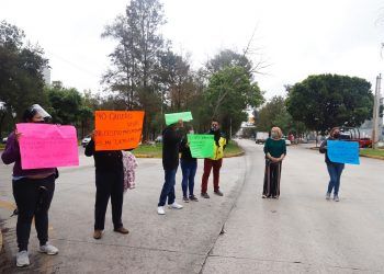Papás de menores con cáncer piden abasto de medicinas y cierran el Bulevar del Niño Poblano