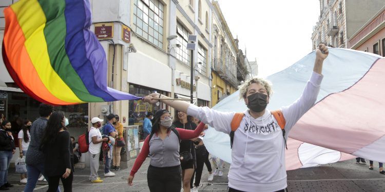 Marchan para celebrar la diversidad en la ciudad de Puebla