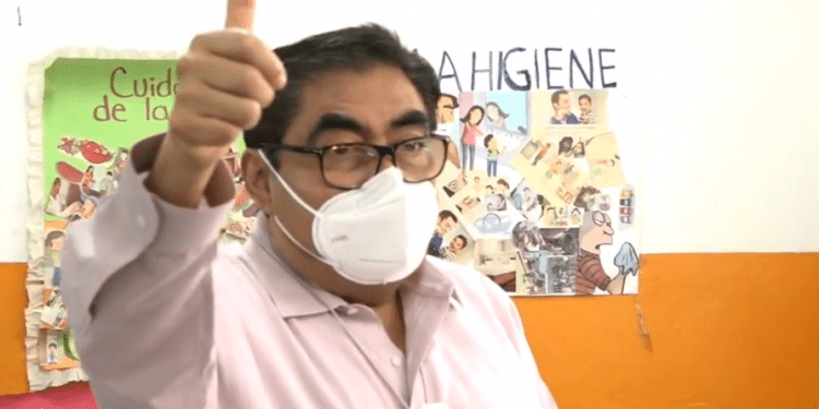 Miguel Barbosa Huerta emite su voto en Tehuacán